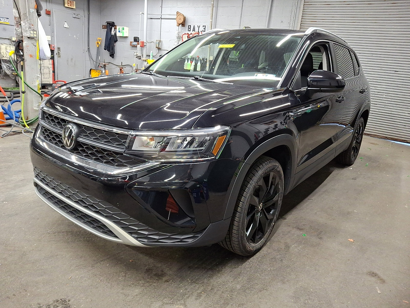 Used 2024 Volkswagen Taos SE image 2