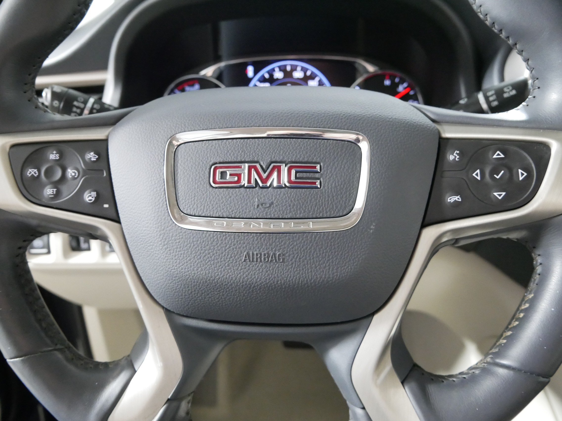 Used 2022 GMC Acadia Denali w/ Denali Ultimate Package FWD image 25