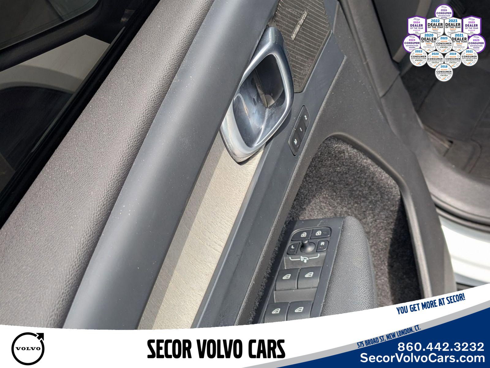 Used 2024 Volvo XC40 B5 Plus w/ Protection Package Premier AWD/4WD image 12