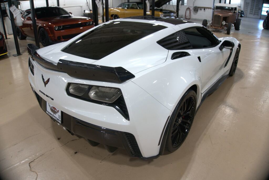 Used 2015 Chevrolet Corvette Z06 w/ 3LZ Preferred Equipment Group image 5