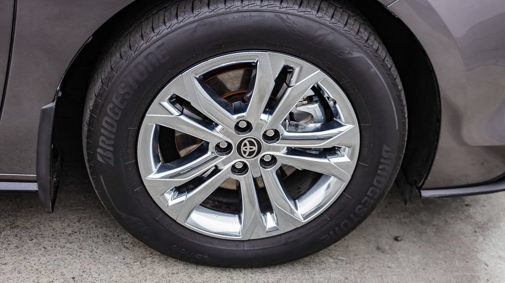 Used 2024 Toyota Sienna Platinum AWD/4WD image 11