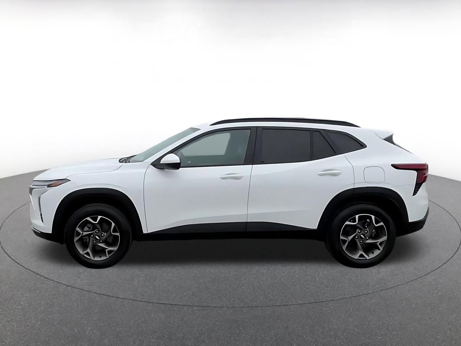 Used 2025 Chevrolet Trax LT FWD image 9