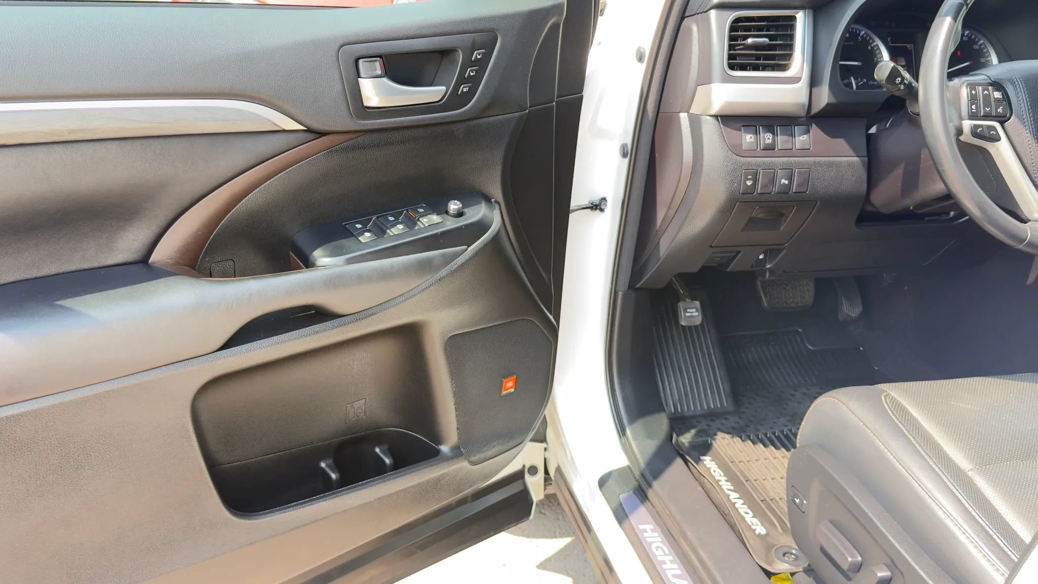 Used 2018 Toyota Highlander Limited AWD/4WD image 21