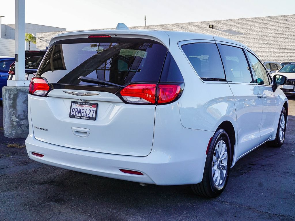 Used 2017 Chrysler Pacifica Touring w/ Tire & Wheel Group FWD image 7