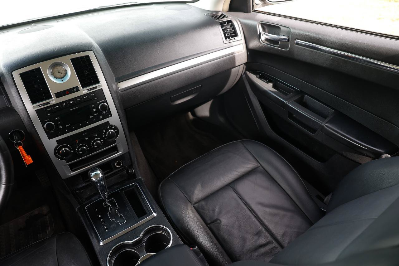 Used 2010 Chrysler 300 Touring RWD image 22