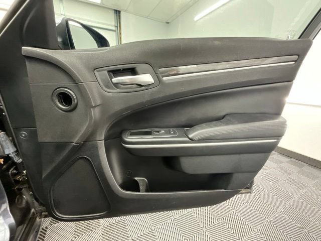 Used 2018 Chrysler 300 Touring w/ Chrome Appearance Package RWD image 12