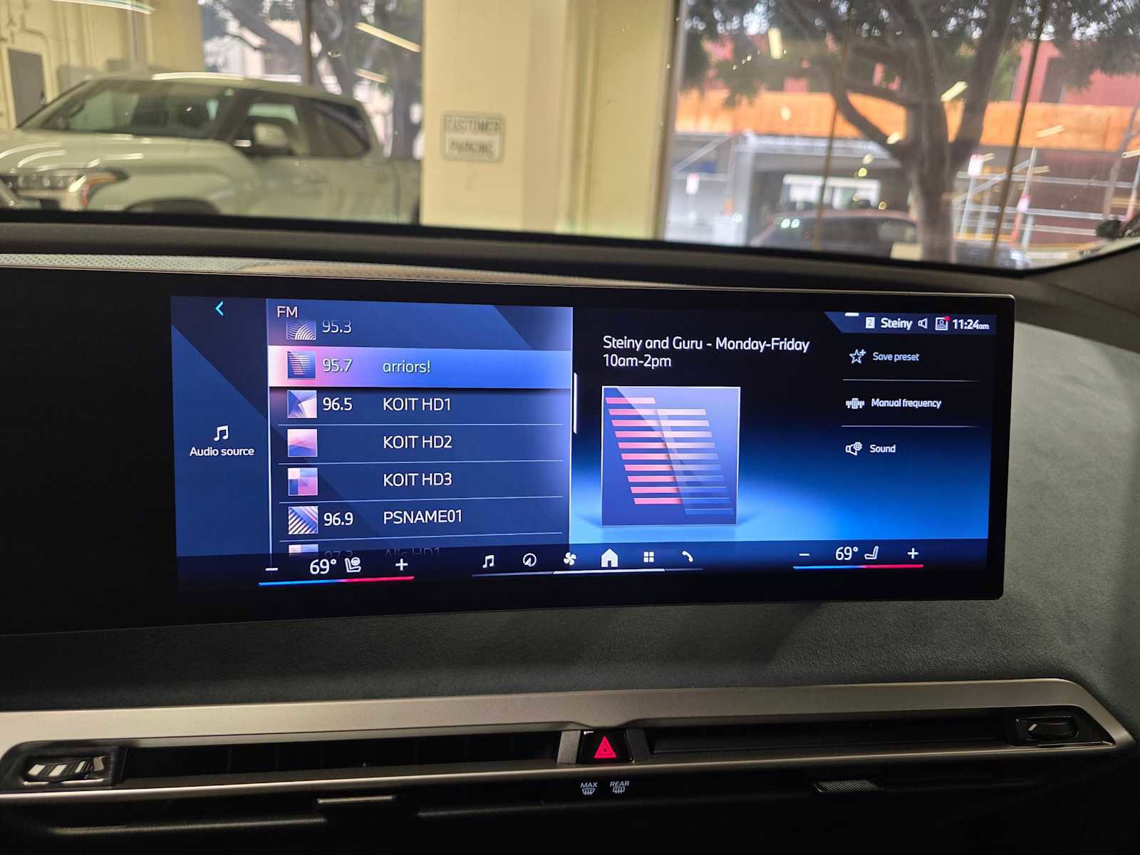 Used 2025 BMW iX xDrive50 w/ Premium Package image 31