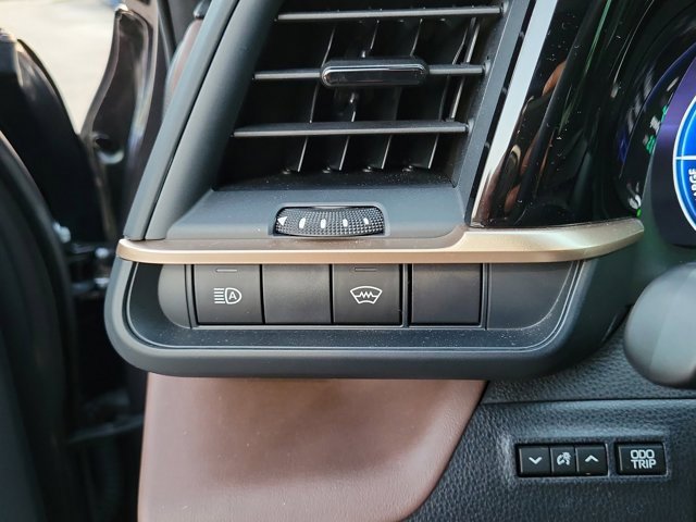 Used 2023 Toyota Crown Limited image 27