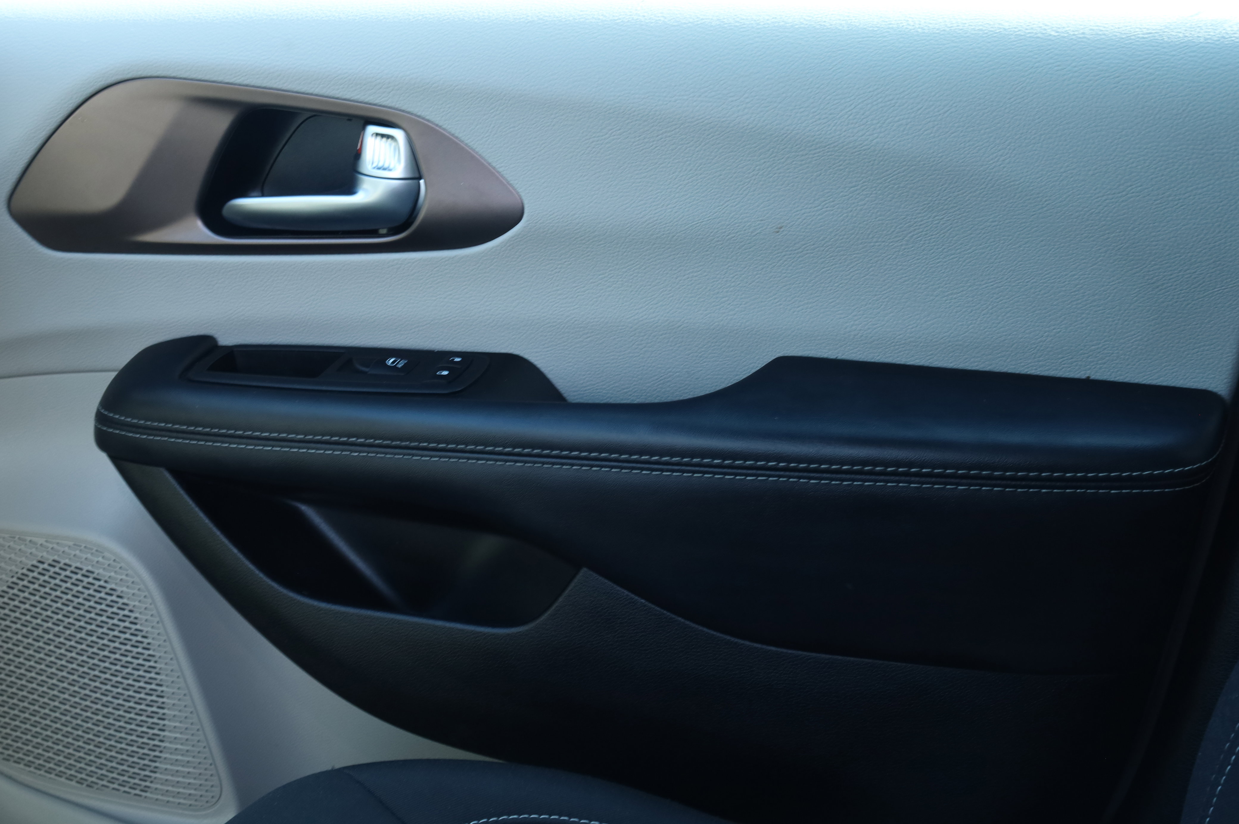 Used 2023 Chrysler Voyager LX image 13