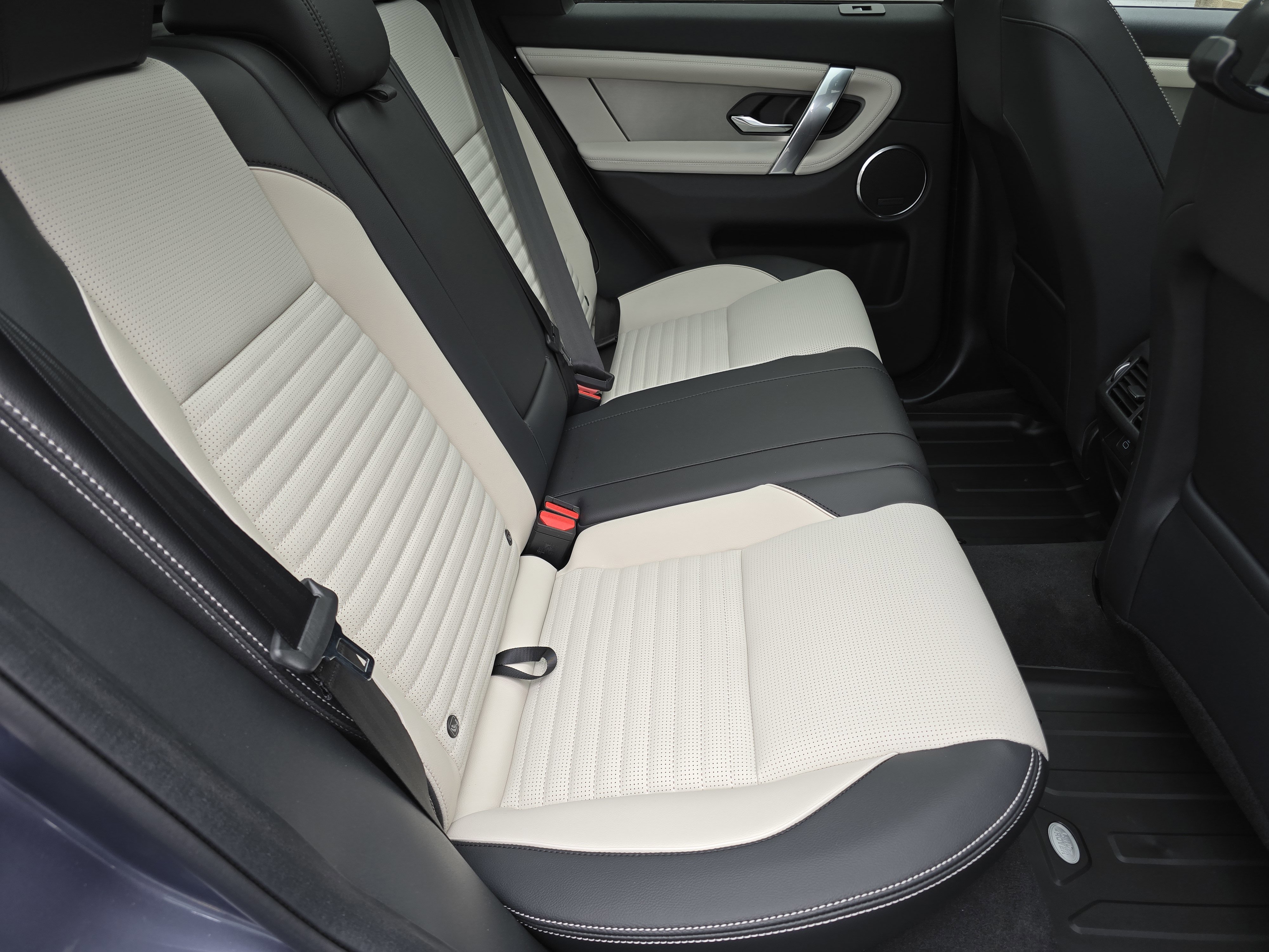 New 2025 Land Rover Discovery Sport Dynamic SE image 19