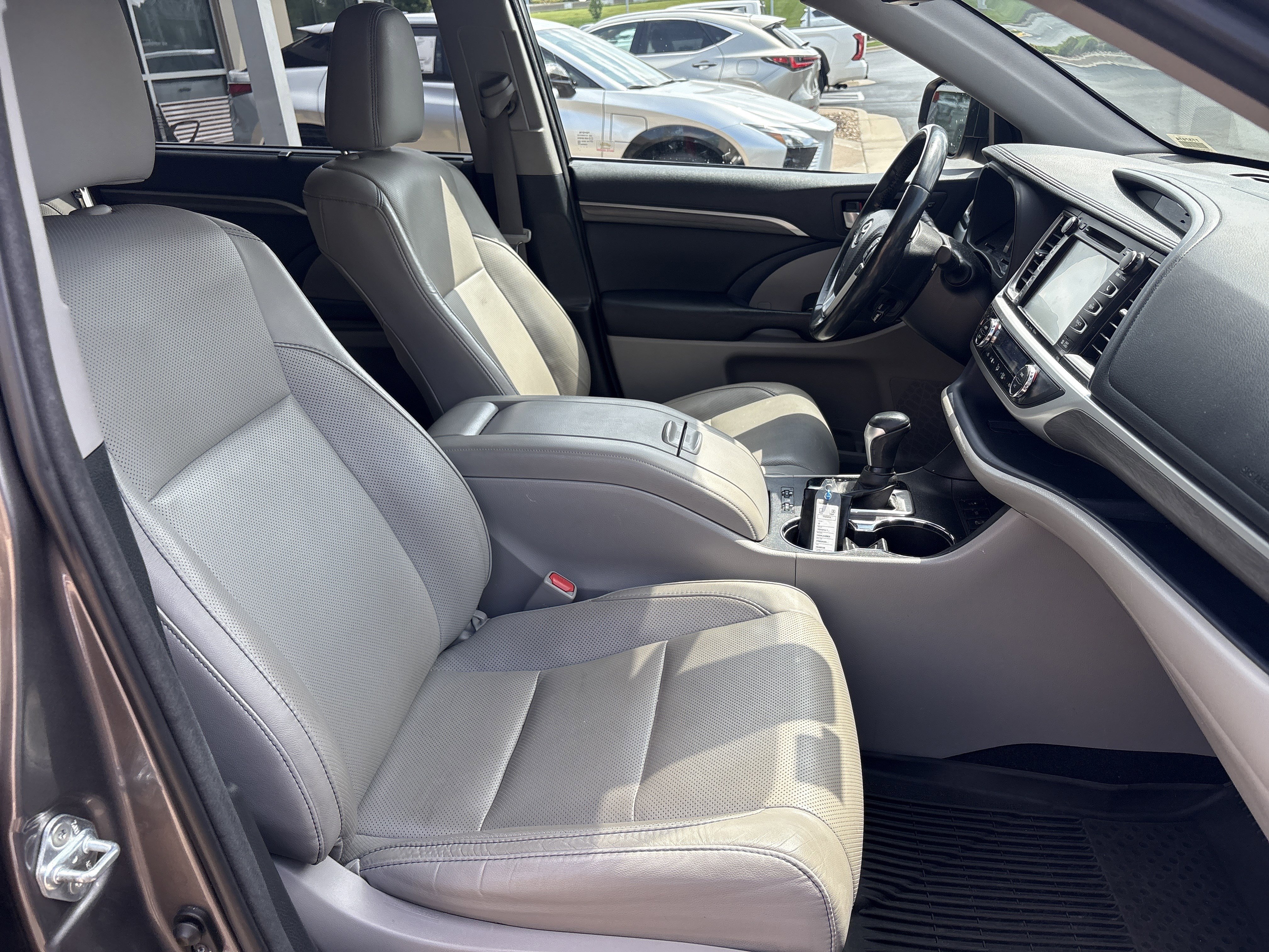 Used 2017 Toyota Highlander Limited AWD/4WD image 33