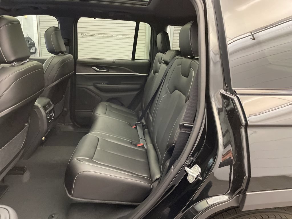 New 2025 Jeep Grand Cherokee Limited w/ Luxury Tech Group II RWD image 18