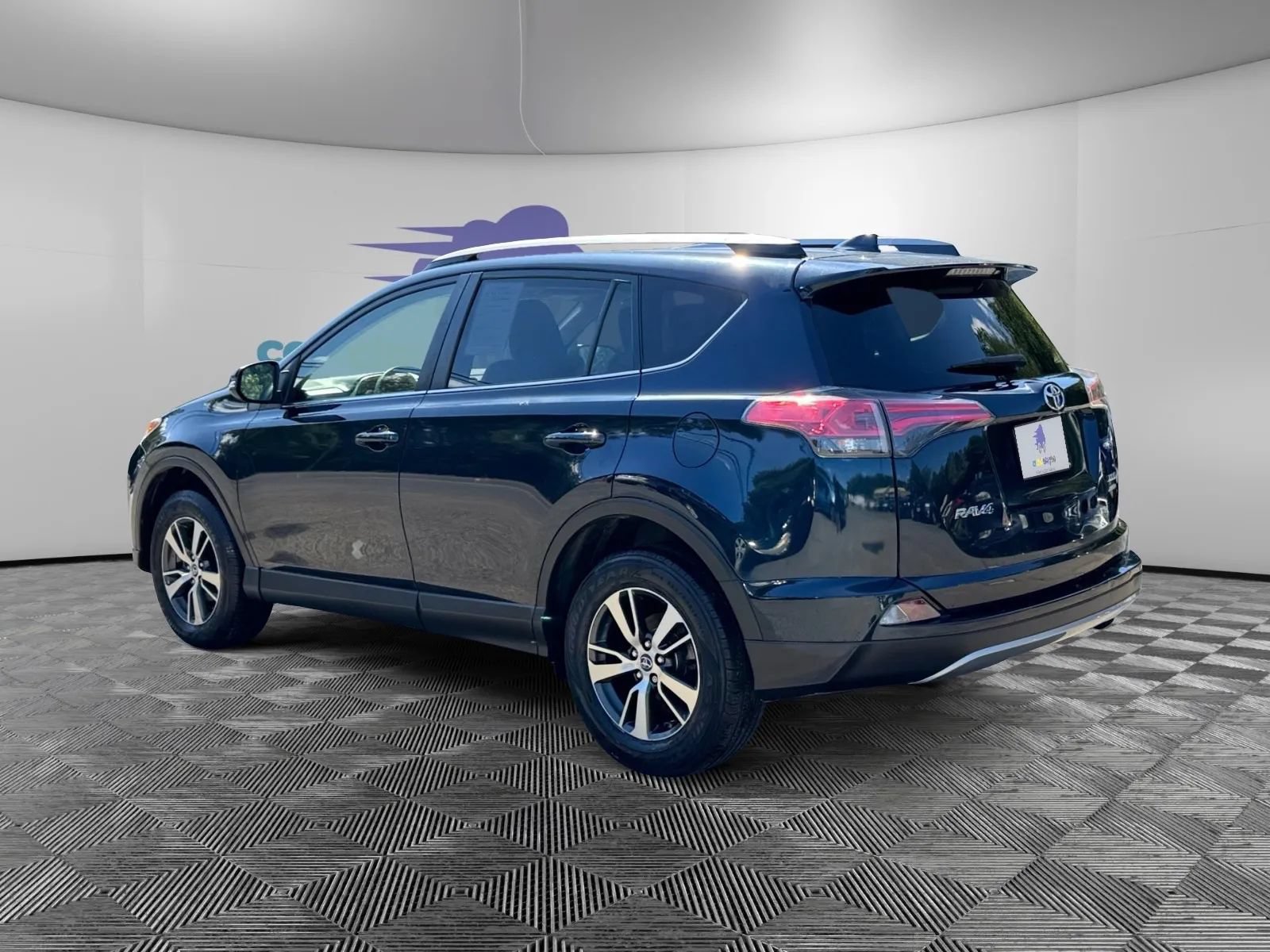 Used 2018 Toyota RAV4 XLE AWD/4WD image 3