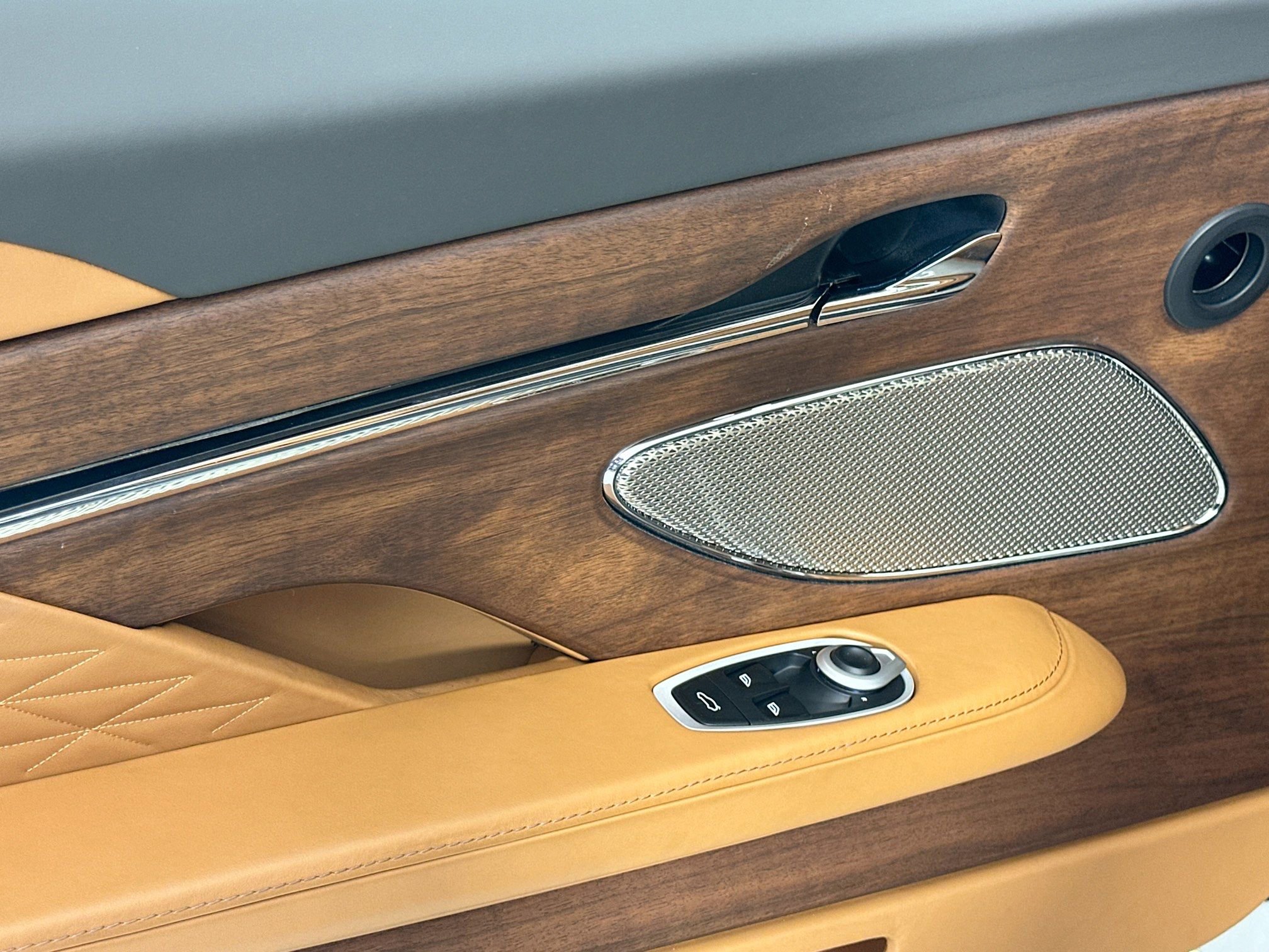 Used 2024 Aston Martin DB12 Coupe image 20