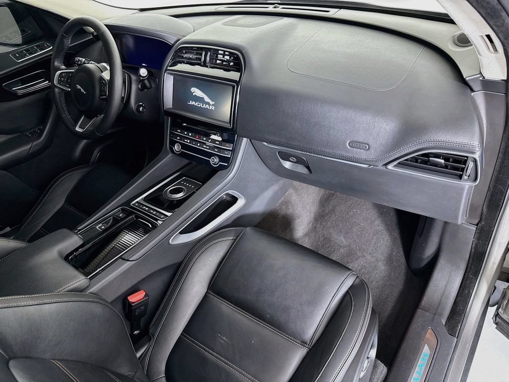 Used 2020 Jaguar F-PACE Prestige AWD/4WD image 17