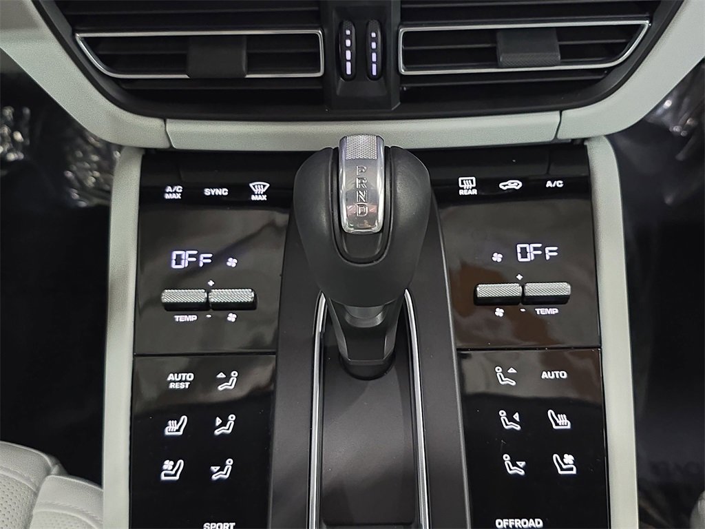 Used 2025 Porsche Macan image 19