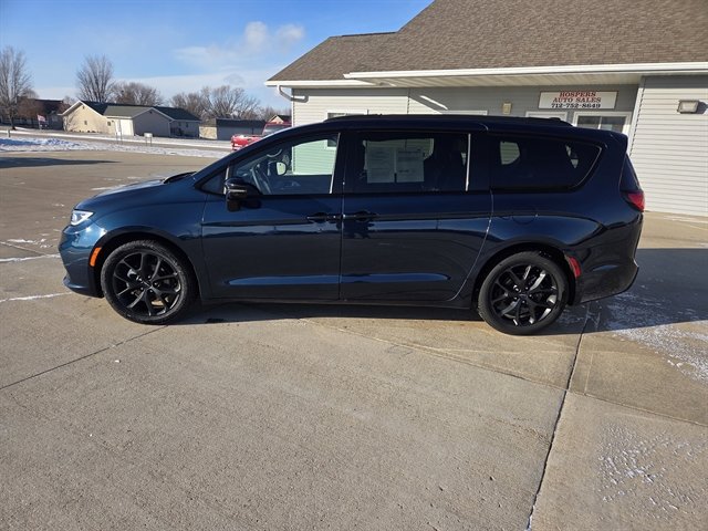 Used 2025 Chrysler Pacifica Limited image 4