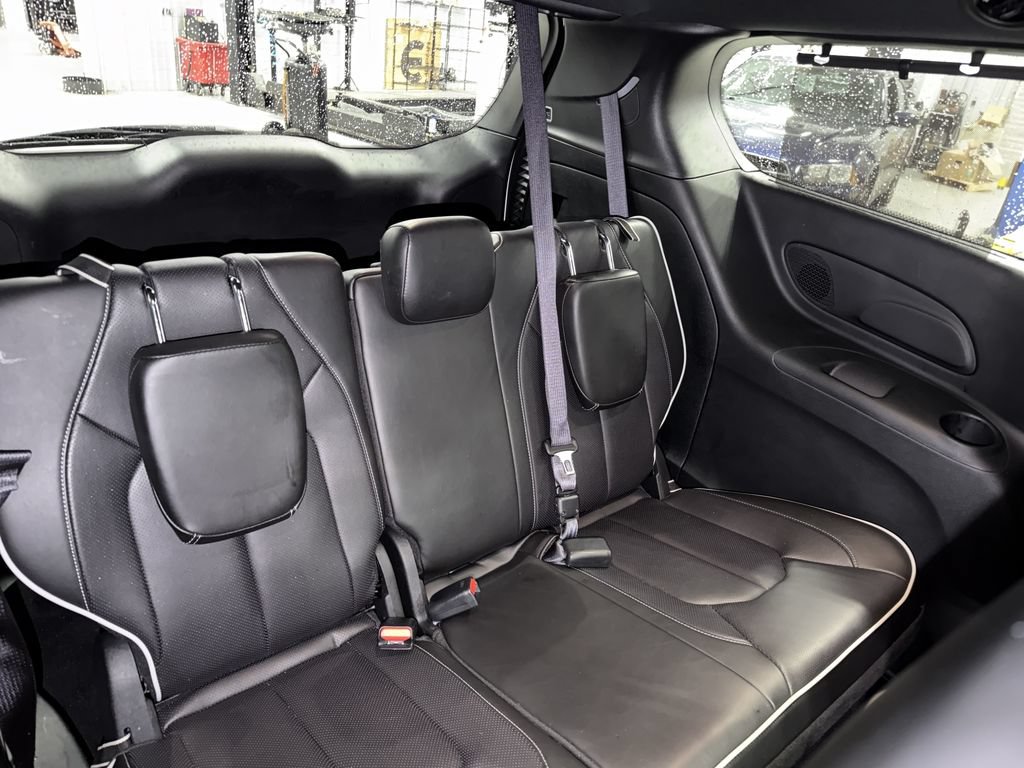 Used 2025 Chrysler Pacifica Limited FWD image 17