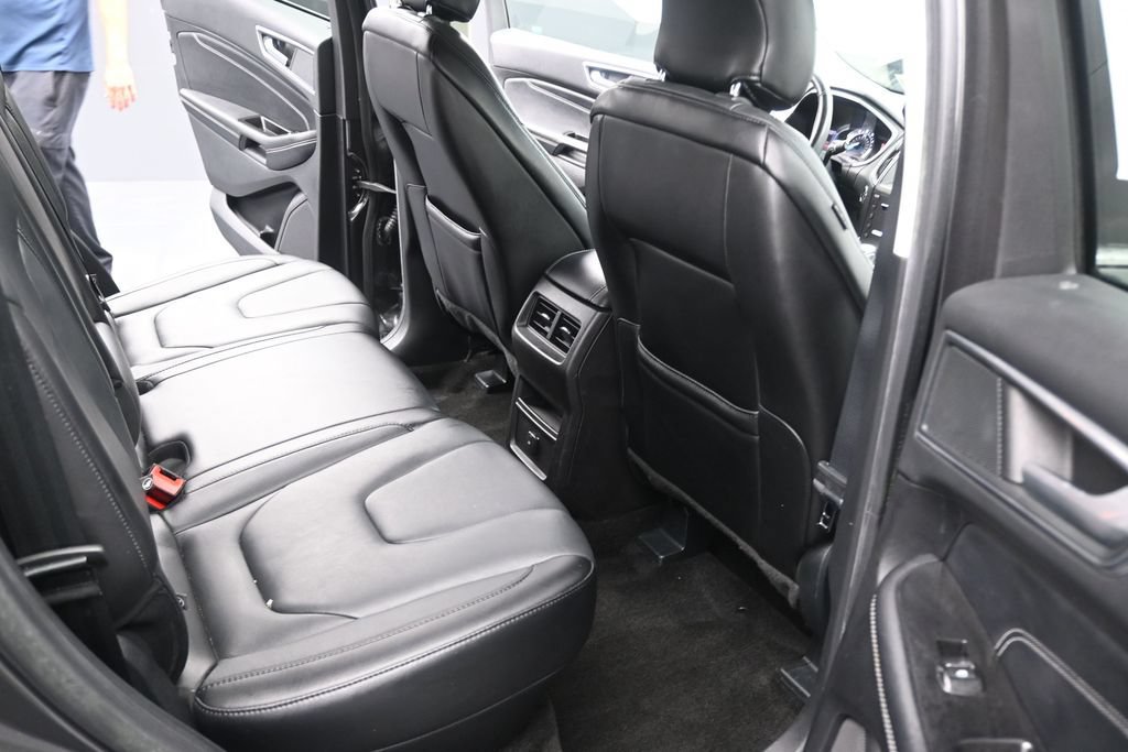 Used 2018 Ford Edge Titanium FWD image 17