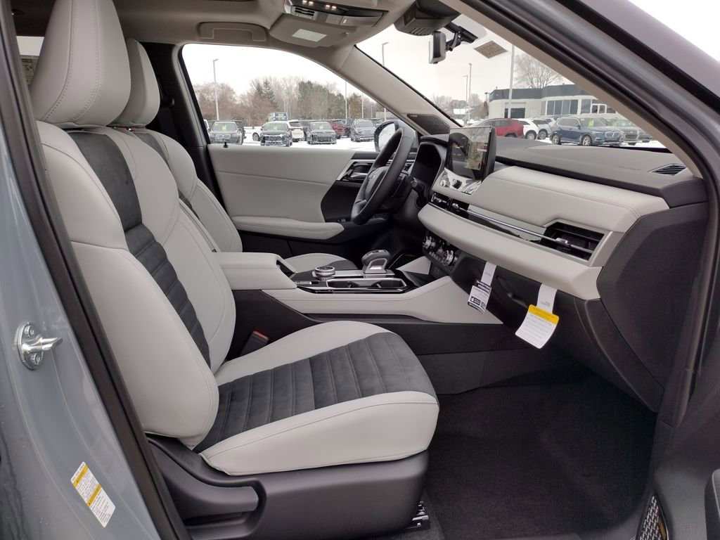 New 2026 Mitsubishi Outlander SE image 11