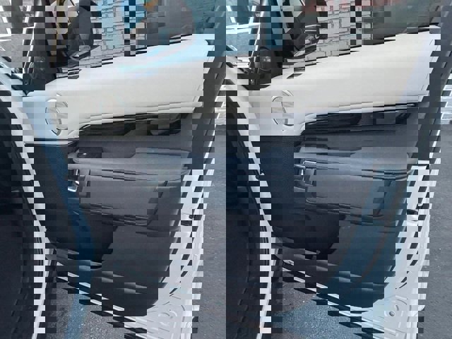 Used 2017 Land Rover Discovery SE image 28