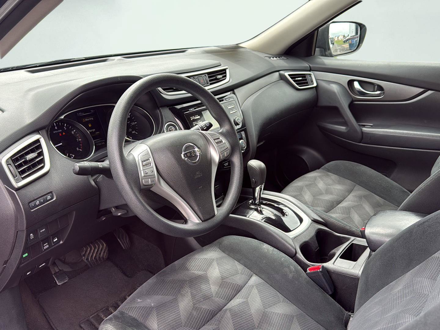 Used 2015 Nissan Rogue SV w/ SV Moonroof Package AWD/4WD image 2