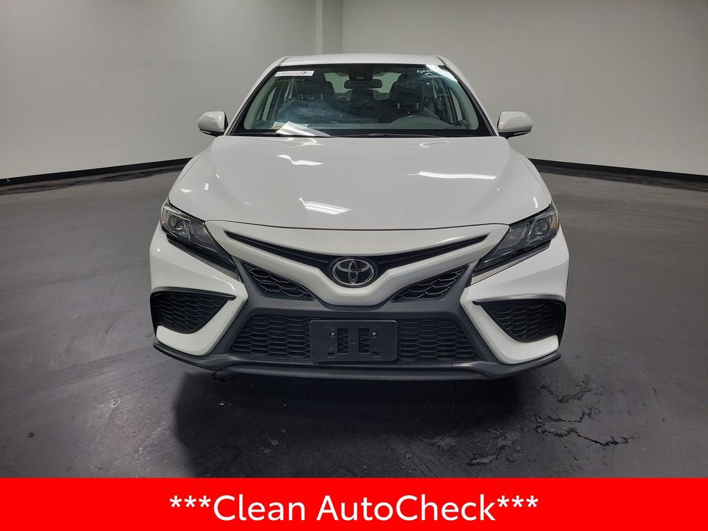 Used 2023 Toyota Camry SE image 3