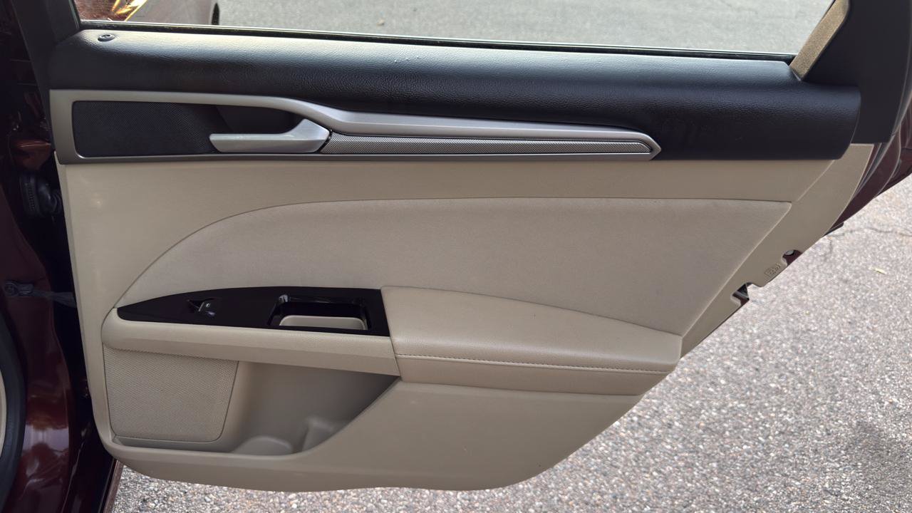 Used 2016 Ford Fusion SE FWD image 38