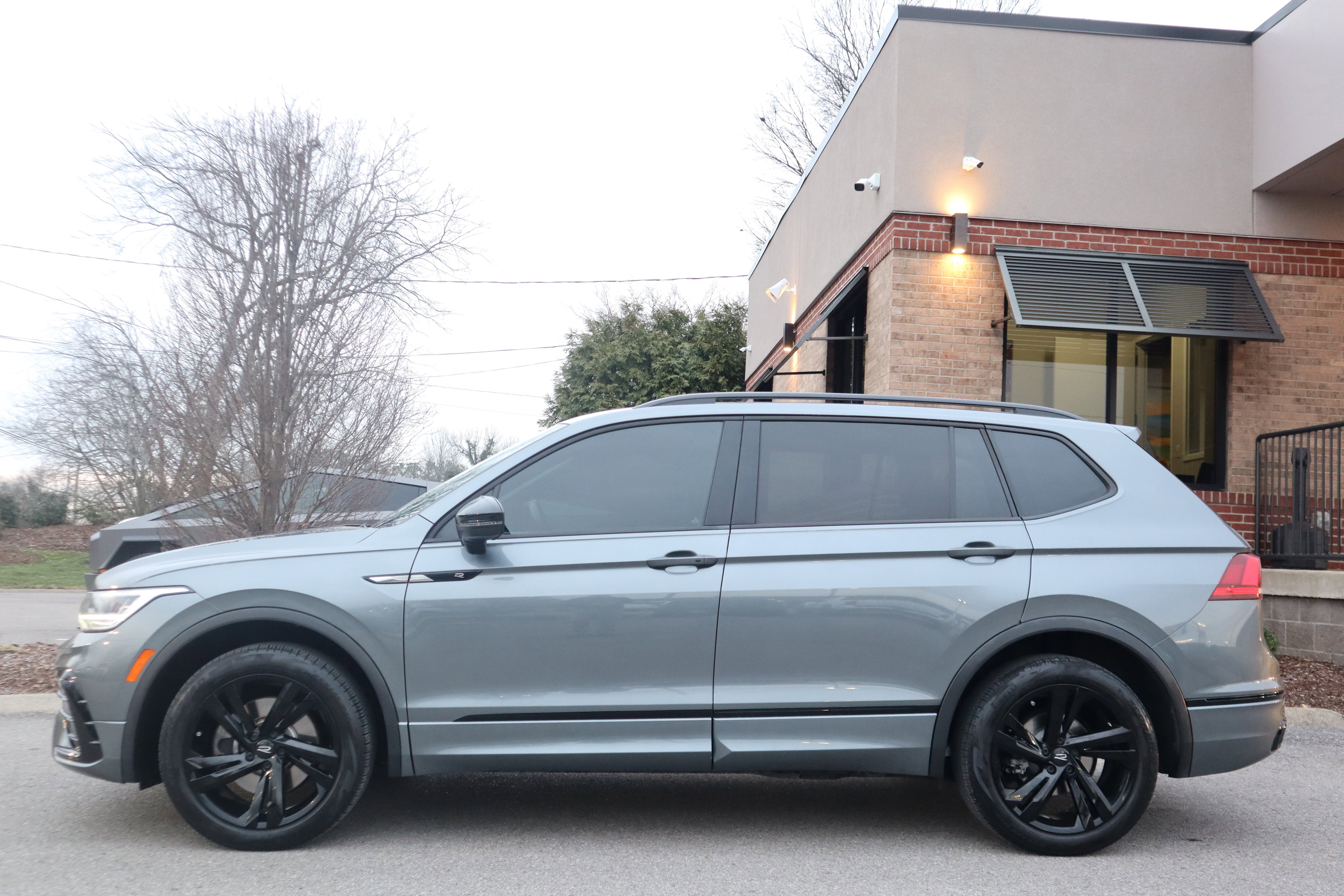 Used 2023 Volkswagen Tiguan SE R-Line image 10