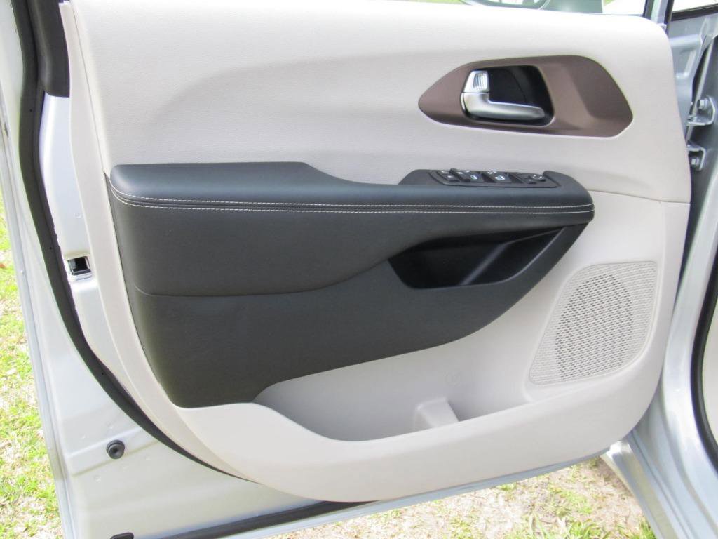 Used 2023 Chrysler Voyager LX image 23