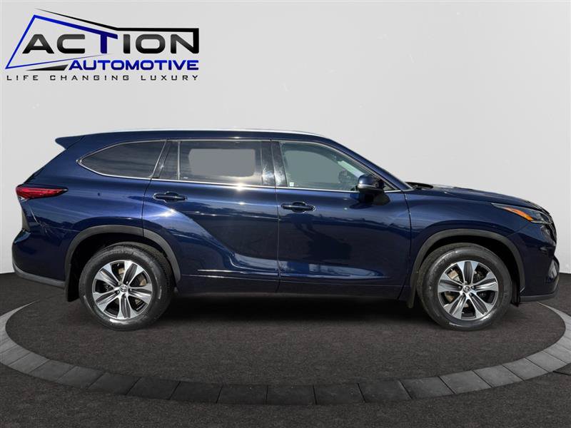 Used 2021 Toyota Highlander XLE AWD/4WD image 9