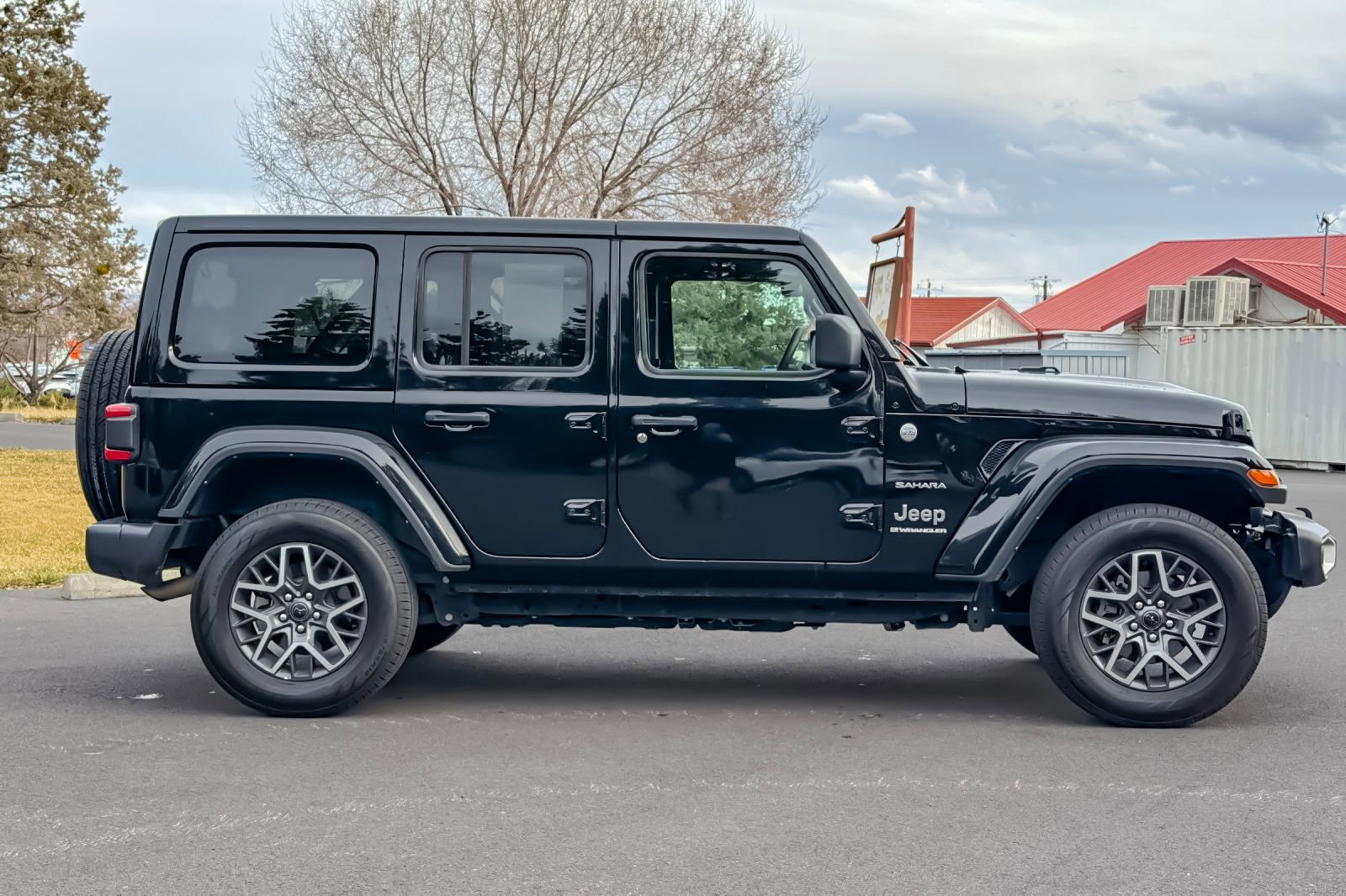 Used 2024 Jeep Wrangler Sahara video 3