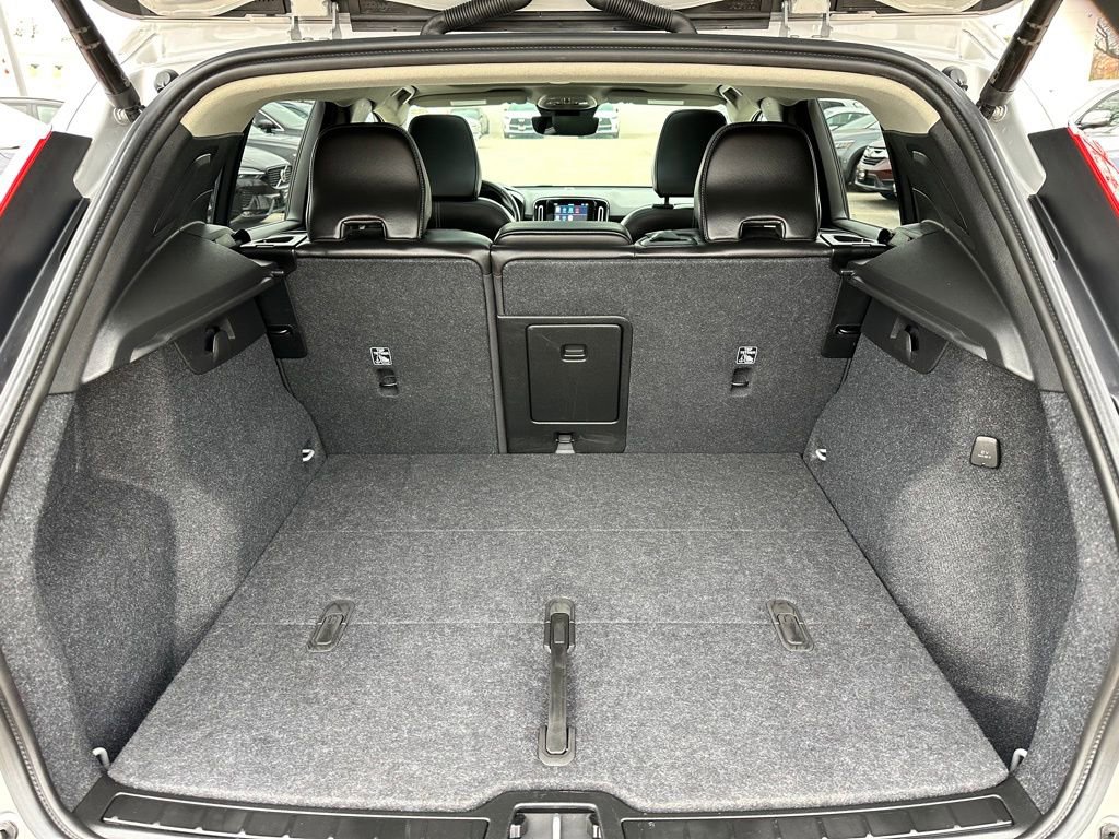 Used 2025 Volvo XC40 B5 Plus image 10