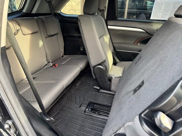 Used 2015 Toyota Highlander LE image 29