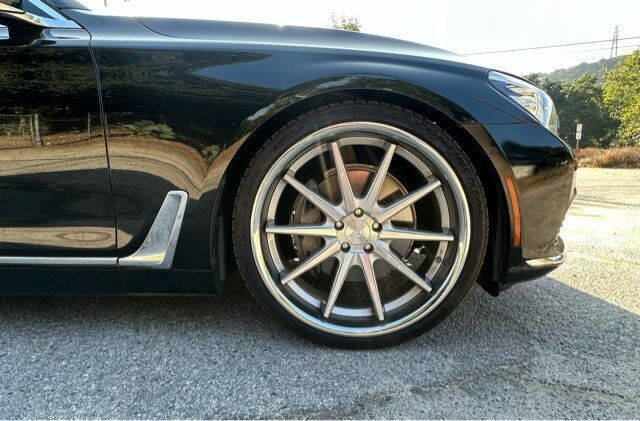 Used 2017 BMW 740i image 9