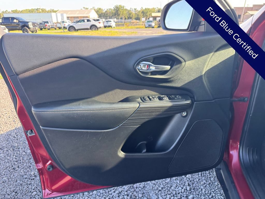 Used 2017 Jeep Cherokee Latitude w/ Comfort/Convenience Group FWD image 38