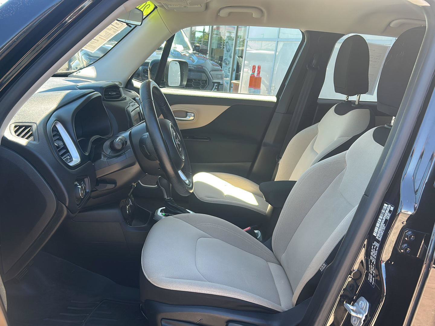 Used 2015 Jeep Renegade Latitude AWD/4WD image 7