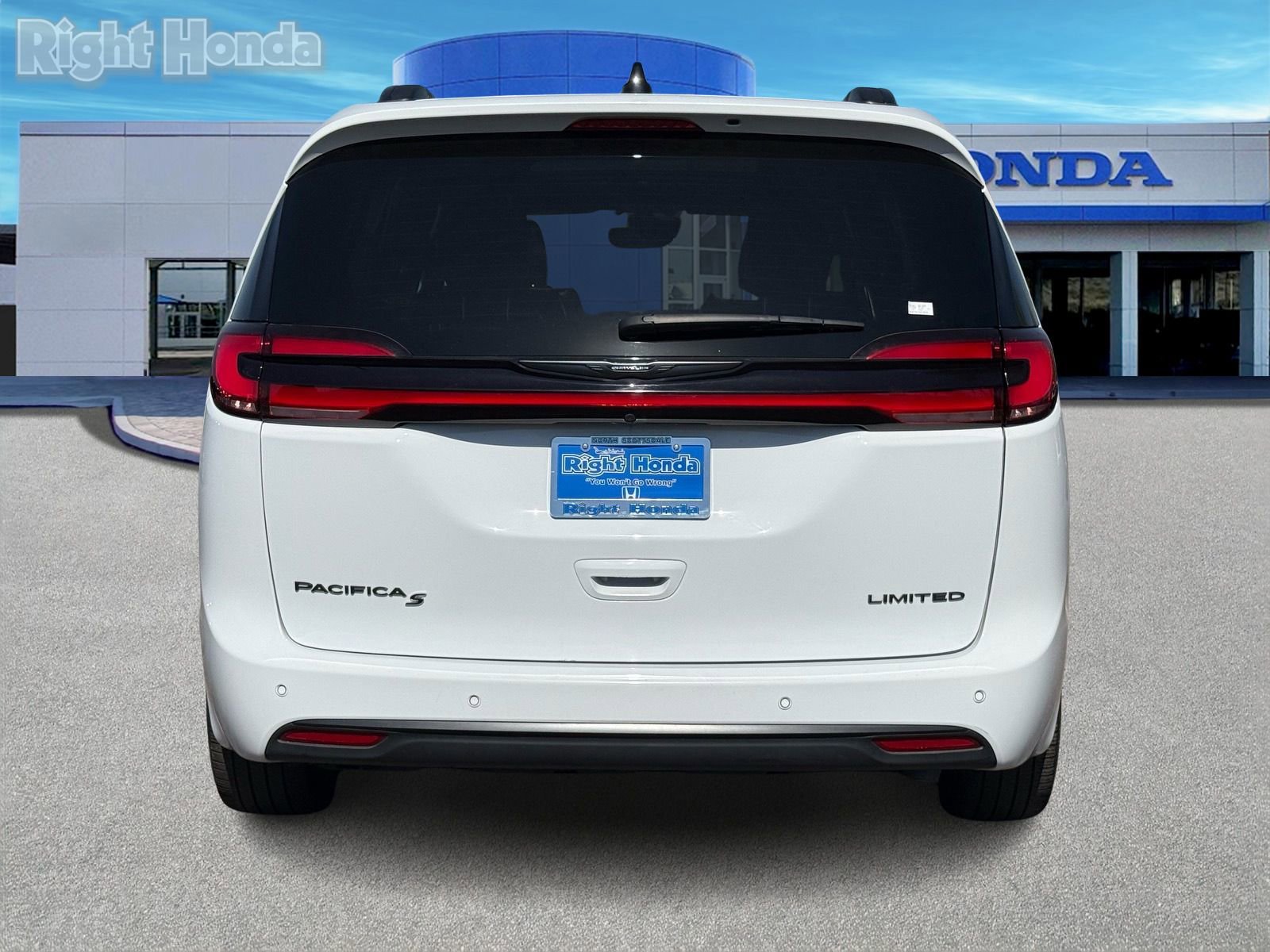 Used 2025 Chrysler Pacifica Limited image 6