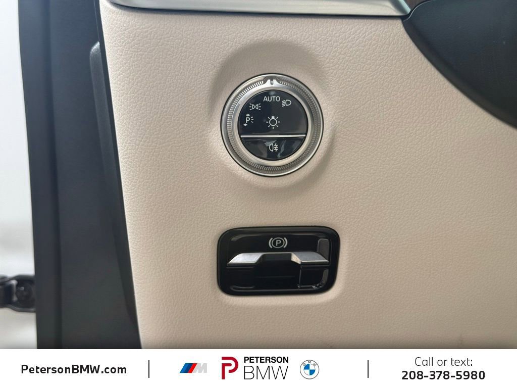 Used 2025 Mercedes-Benz C 300 4MATIC Sedan image 16