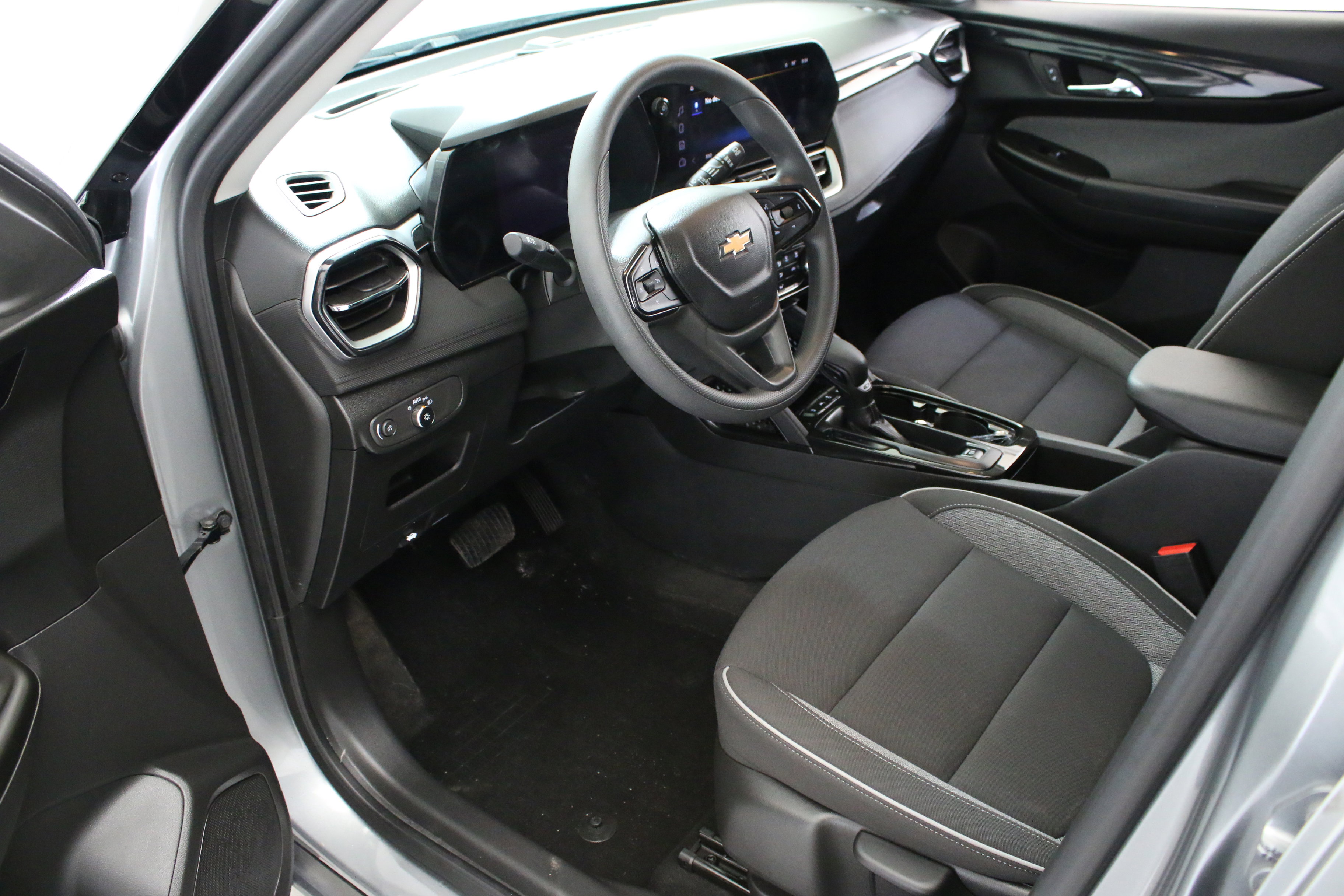Used 2024 Chevrolet TrailBlazer LT w/ Driver Confidence Package FWD image 24