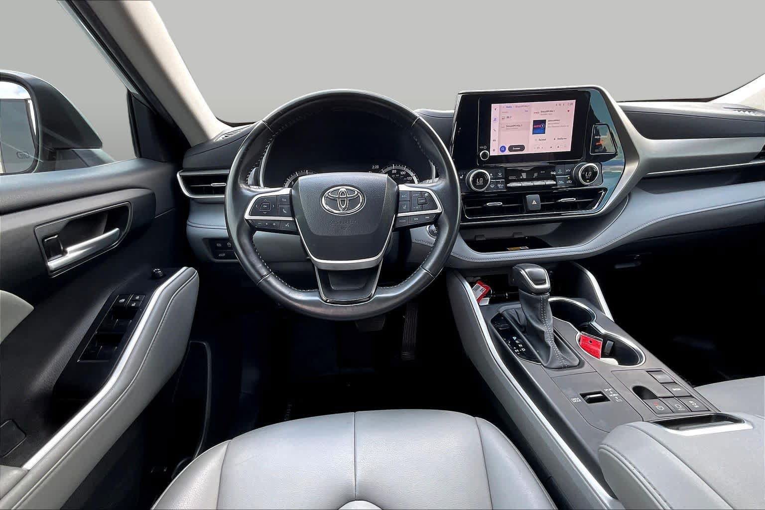 Used 2023 Toyota Highlander XLE FWD image 6