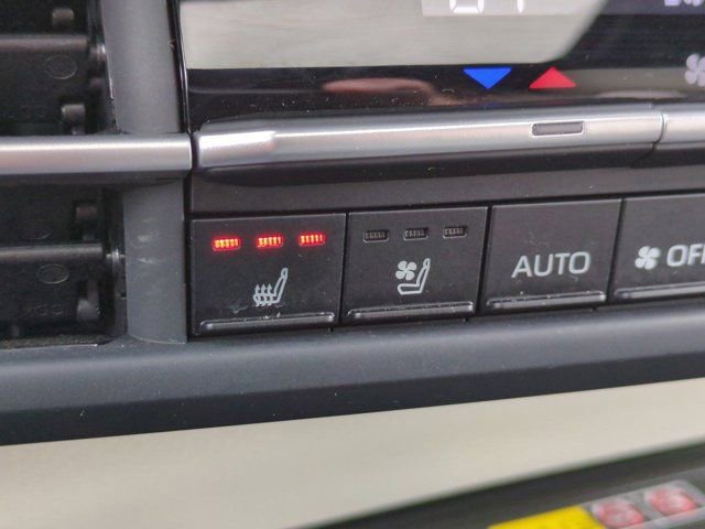 Used 2025 Toyota Sienna Limited image 15