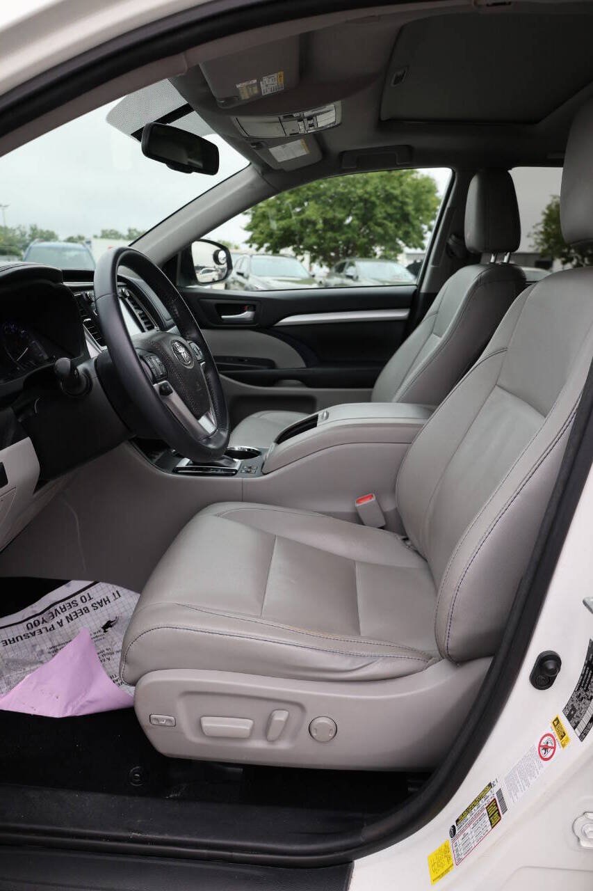 Used 2016 Toyota Highlander XLE AWD/4WD image 13