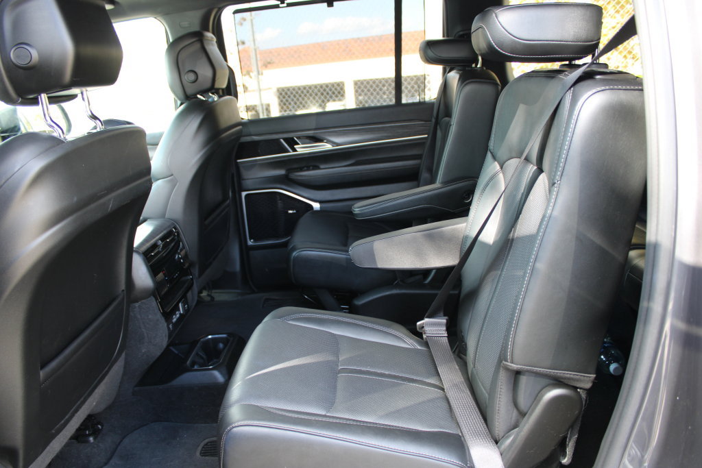 Used 2023 Jeep Wagoneer Series III w/ Premium Group I AWD/4WD image 19