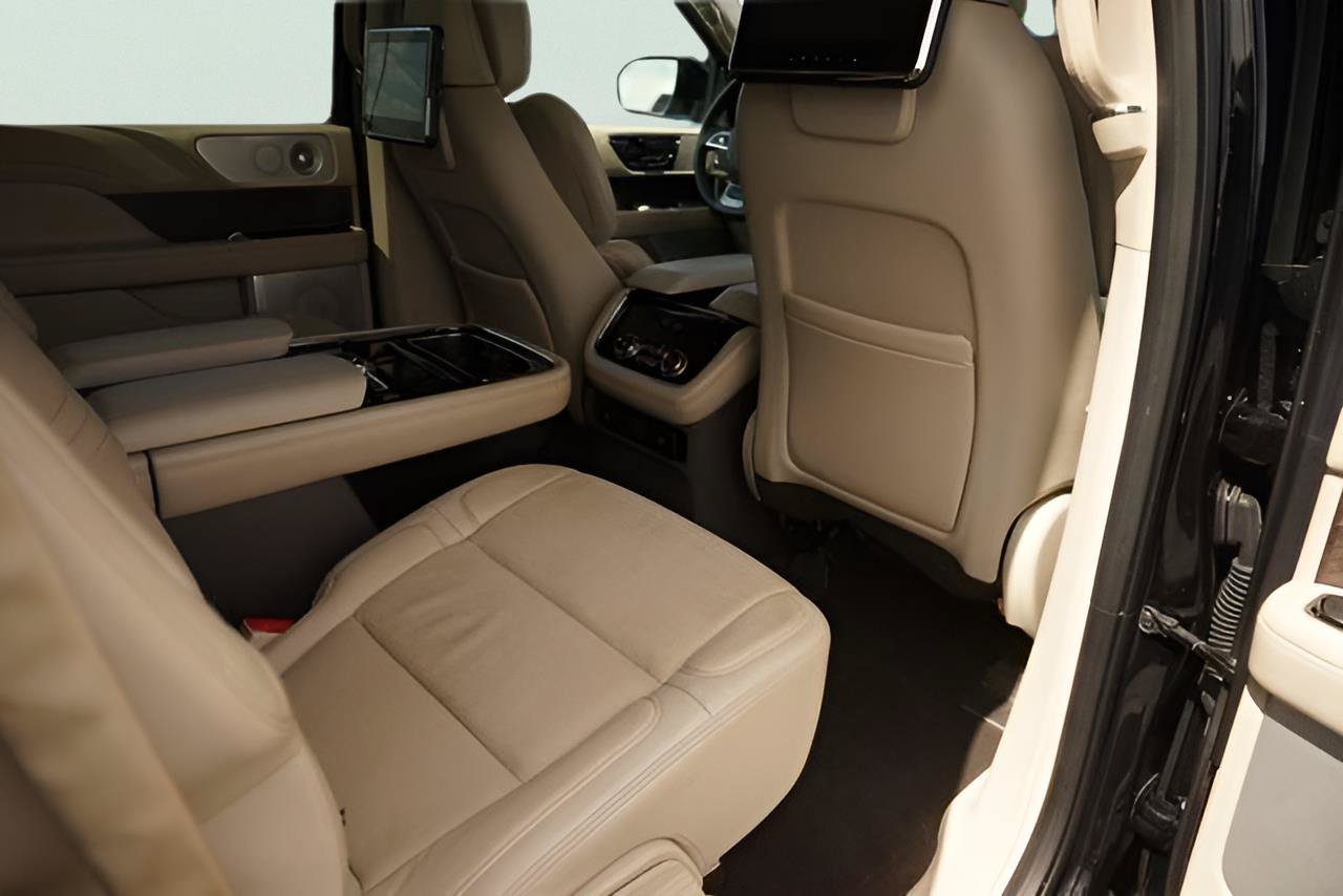 Used 2020 Lincoln Navigator L Reserve w/ Equipment Group 208A Reserve AWD/4WD image 17
