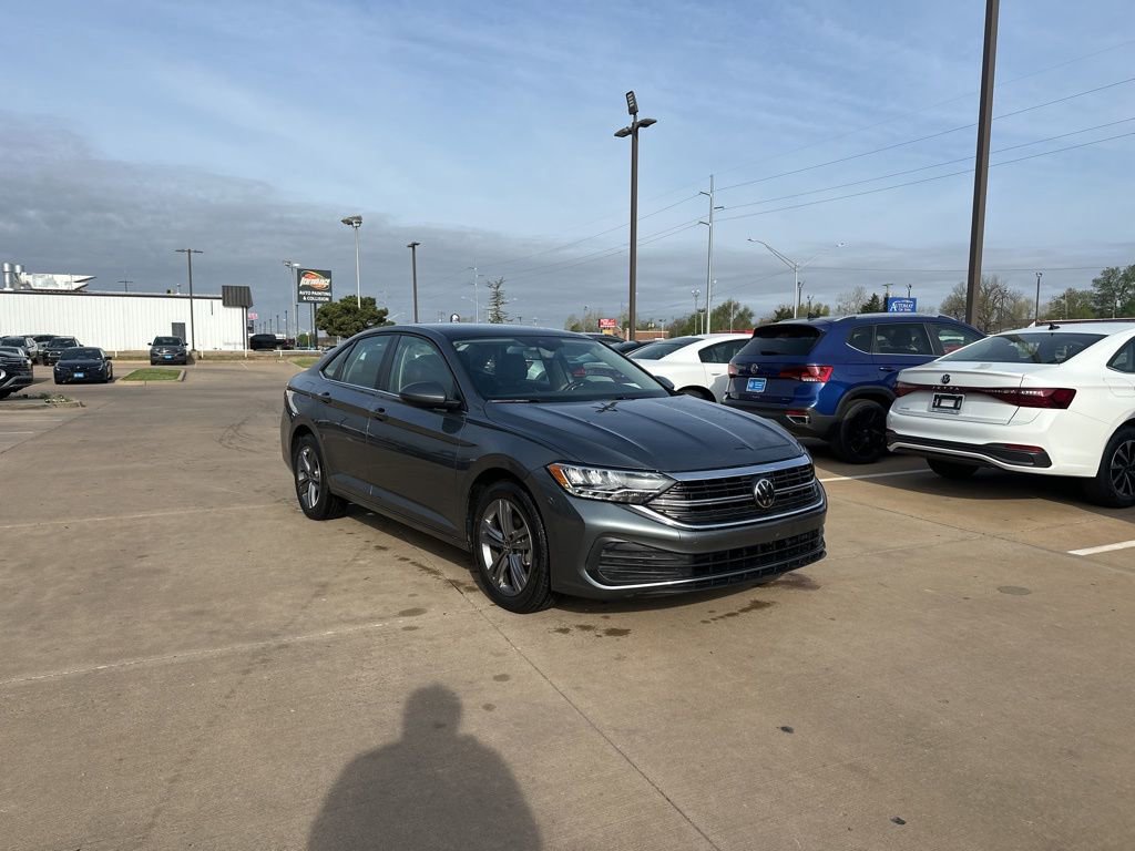 Used 2024 Volkswagen Jetta SE image 3