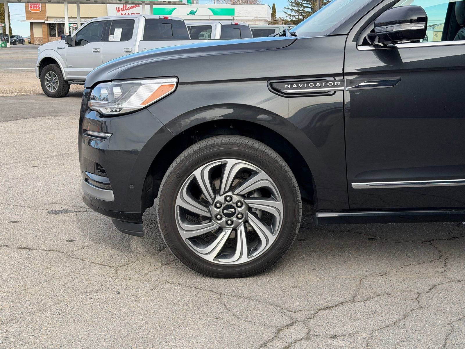 Used 2023 Lincoln Navigator Reserve AWD/4WD image 13