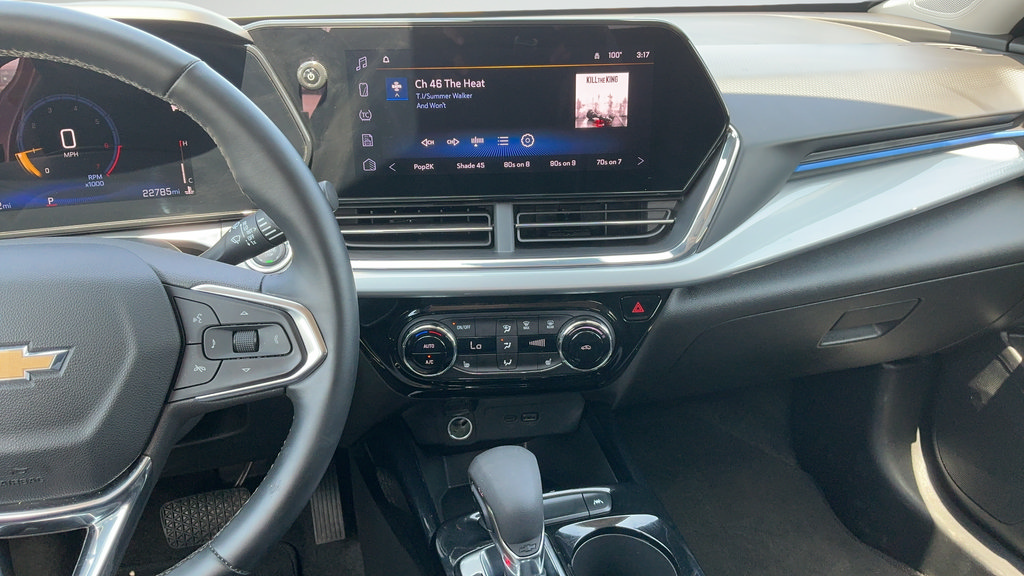 Used 2025 Chevrolet Trax LT w/ LT Convenience Package FWD image 8