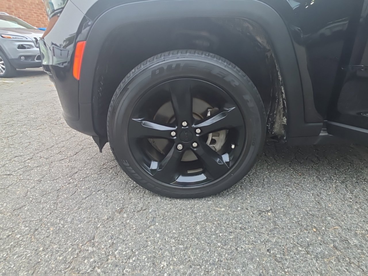 Used 2024 Jeep Grand Cherokee L Laredo RWD image 9