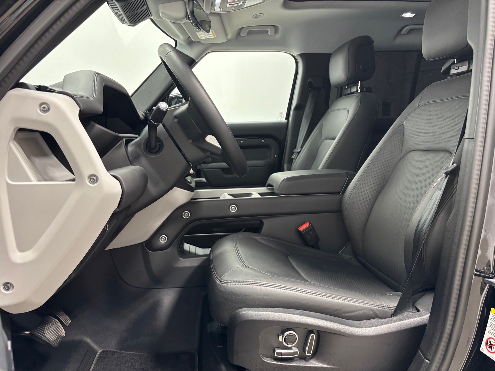 New 2025 Land Rover Defender 130 X-Dynamic SE AWD/4WD image 24
